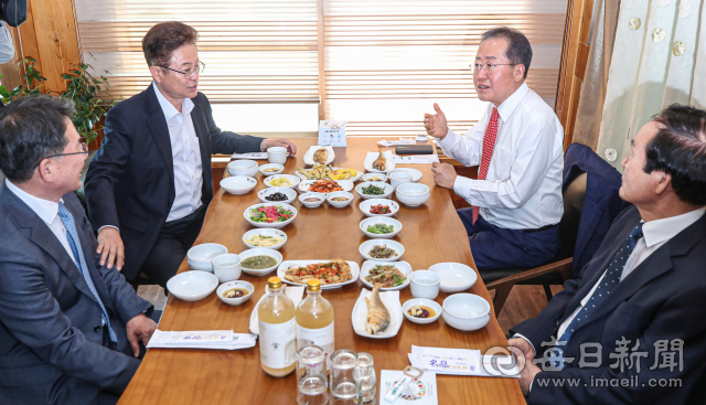 28일 경북 군위군의 한 식당에서 열린 