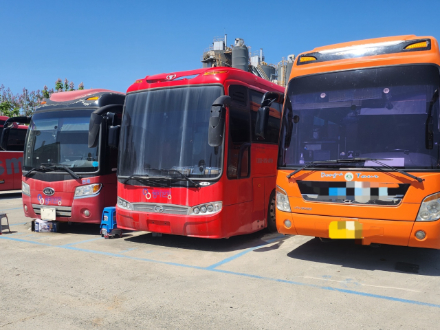 지난 28일 오전에 찾은 대구 북구 산격동의 한 전세버스 차고지. 본격적인 나들이 철을 맞았지만, 인력수급에 어려움을 겪는 탓에 몇몇 버스들은 번호판도 떼어둔 채 덩그러니 놓여 있었다. 김주원 기자