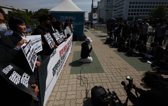 28일 국회 앞에서 전세사기 깡통전세 피해자 전국대책위 주최로 열린 정부 전세사기 특별법안 비판 기자회견에서 피해자가 무릎을 꿇고 피해 구제를 호소하고 있다. 연합뉴스