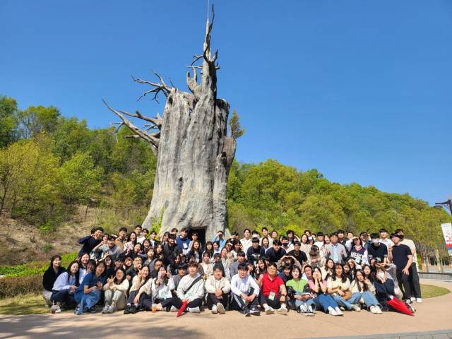 경상북도 예비 공무원들이 군위 삼국유사테마공원을 견학, 기념 사진를 촬영하고 있다. 군위군 제공