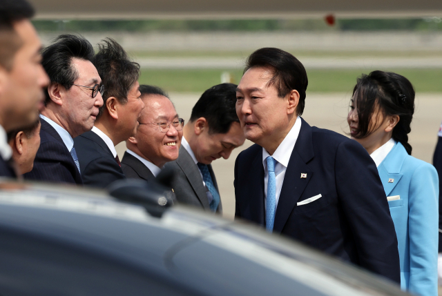 미국 국빈 방문 일정을 마친 윤석열 대통령이 30일 성남 서울공항에서 공군 1호기에서 내려 영접 나온 인사들과 악수하고 있다. 연합뉴스