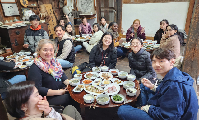 안동시와 한국국학진흥원은 지난달 29일과 30일 이틀 동안 한국학중앙연구원 외국인 대학원생들을 대상으로 올해 첫 선비 스토리 팸투어를 실시했다. 사진은 노송정 종택에서 한식체험. 안동시 제공