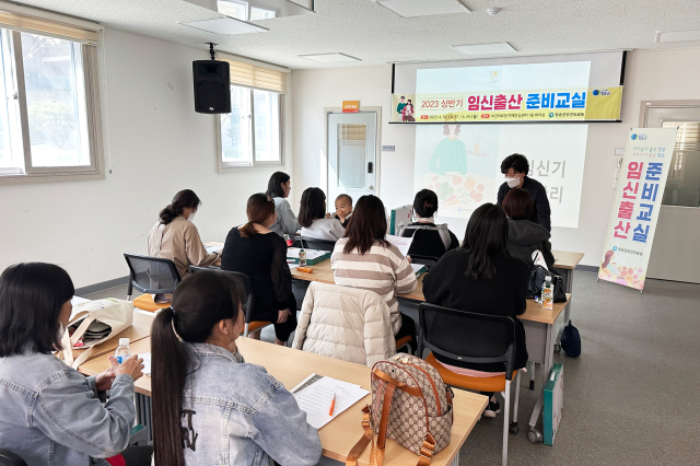 경북 청송군이 지난달 10~24일까지 매주 월요일(총 3회 운영) 임신·출산준비교실을 운영해 큰 호응을 얻었다. 참가 주민들은 프로그램을 통해 ▷임신·출산 후 영양 관리 및 자기 관리 ▷임신 중 구강관리 ▷태교를 위한 꽃꽂이 수업 ▷모유 수유 교육 등을 배웠다. 청송군 제공