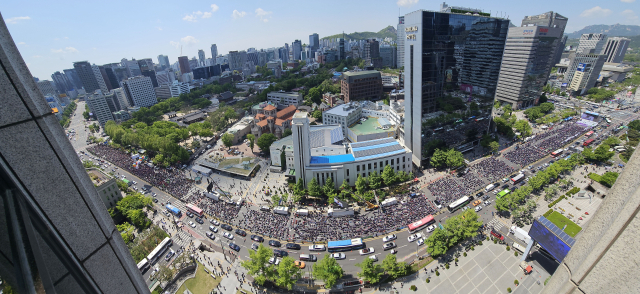 근로자의 날인 1일 오후 서울시의회 앞 세종대로 일대에서 양대노총을 비롯한 노동자 단체들이 세계노동절대회에 참가하고 있다. 연합뉴스