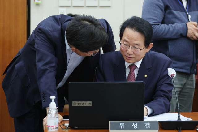 국민의힘 김승수 의원이 24일 서울 여의도 국회 문화체육관광위원회 회의실에서 열린 종합 국정감사에서 의사진행 발언을 하고 있다. 연합뉴스