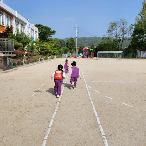 대구 동구 중대동에 있는 서촌초등학교 운동장에서 학생들이 뛰어놀고 있다. 독자 제공