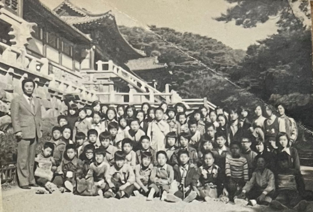 대구근대역사관에서 전시 중인 대구수성국민학교 졸업앨범 속 경주여행 기념사진(1978년). 대구문화예술진흥원 박물관운영본부 제공