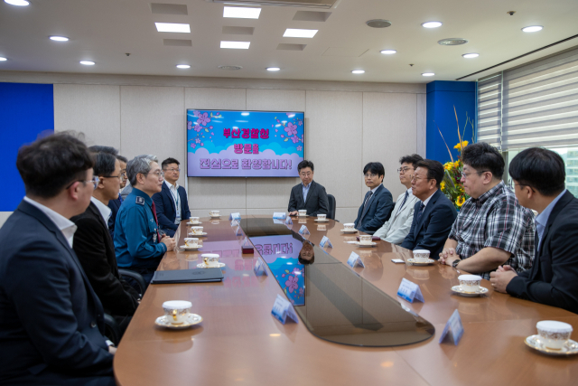 부산경찰청이 지난달 국내 방송사 및 미국영화협회의 저작권을 침해하면서 K-콘텐츠를 불법 송출한 해외 IPTV 업체(바로TV)를 검거한 공로로 국내 방송사 MBC, KBS, JTBC와 미국 웨이브아메리카스로부터 감사패를 받았다. 제공 부산경찰청