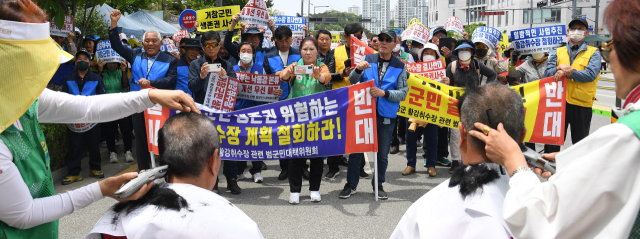 신재화, 송강훈 공동위원장이 삭발을 하고 있다. 거창군제공