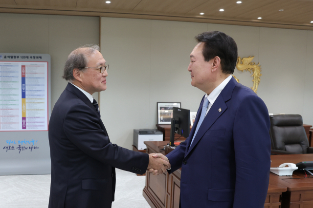 윤석열 대통령이 3일 서울 용산 대통령실 청사에서 한일 안보실장 회담을 위해 방한한 아키바 다케오 일본 국가안전보장국장을 접견하고 있다. 연합뉴스