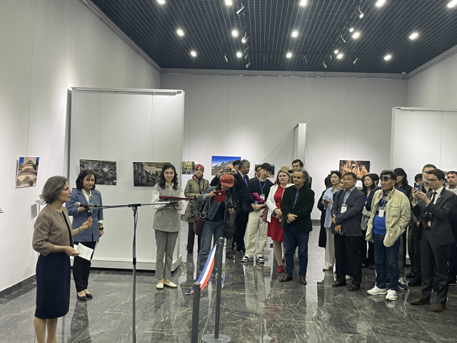 계명대 미술대학 학생들이 우즈베키스탄 국제미술축제에 초청받아 예술교류 활동을 펼치고 있는 모습. 계명대 제공