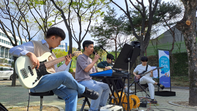 대구과학고 학생들이 학교 정문 옆 숲 속 벤치에서 지역 시민들과 음악으로 소통하기 위한 