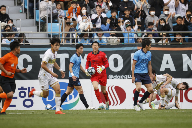 5일 오후 2시 DGB대구은행파크에서 열릴 울산 현대전 때는 대구FC 골키퍼 최영은(가운데)의 활약이 중요하다. 대구FC 제공