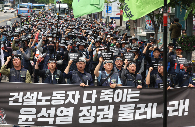 4일 오후 서울역 인근 한강대로에서 민주노총 건설노조원들이 용산 대통령실 방향으로 결의대회 전 행진을 하고 있다. 연합뉴스