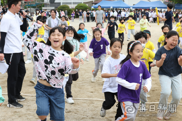 코로나19 여파로 중단됐던 학교 운동회가 4년 만에 열렸다. 어린이날을 하루 앞둔 지난 5월 4일 대구 수성구 들안길초등학교 운동장에서 열린 