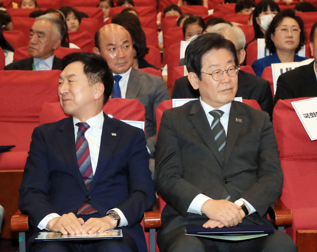 국민의힘 김기현(왼쪽) 대표와 더불어민주당 이재명 대표가 4일 국회에서 열린 어린이 안전 헌장 선포식에 참석하고 있다. 연합뉴스