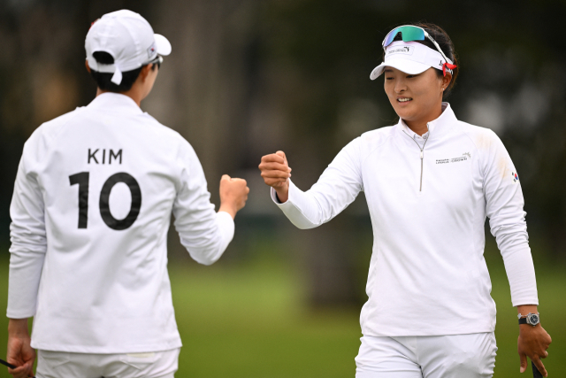 한국 여자 골프대표팀의 고진영(오른쪽)이 7일(한국시간) 미국 캘리포니아주 샌프란시스코의 TPC 하딩파크에서 열린 대회 사흘째 조별리그 최종전 일본과의 경기에 출전해 샷을 한 뒤 동료 김효주의 격려를 받고 있다. AFP연합뉴스