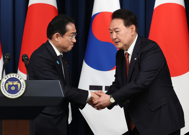 윤석열 대통령과 한국을 찾은 기시다 후미오 일본 총리가 7일 서울 용산 대통령실 청사에서 공동 기자회견에서 양국 발표를 마친 뒤 악수하고 있다. 연합뉴스