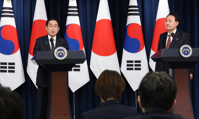 윤석열 대통령과 1박2일 일정으로 한국을 찾은 기시다 후미오 일본 총리가 7일 서울 용산 대통령실 청사에서 공동 기자회견을 하고 있다. 연합뉴스