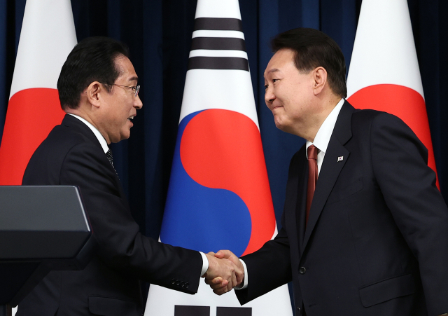 한국에 호감을 가진 일본인들이 11년 만에 최고 수준으로 늘어난 것으로 나타났다. 반면 일본에 호감을 보이는 한국인은 오히려 소폭 줄었다. 윤석열 대통령과 1박2일 일정으로 한국을 찾은 기시다 후미오 일본 총리가 7일 서울 용산 대통령실 청사에서 열린 공동 기자회견이 끝난 뒤 악수하고 있다. 연합뉴스