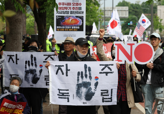 한국을 방문한 기시다 후미오 일본 총리와 윤석열 대통령의 정상회담이 열리고 있는 7일 오후 용산 대통령실 앞. 한일역사정의평화행동 주최 한일 정상회담 반대집회와 한미일동맹강화국민운동본부 등 보수단체의 기시다 총리 환영 집회가 동시에 열리고 있다. 연합뉴스