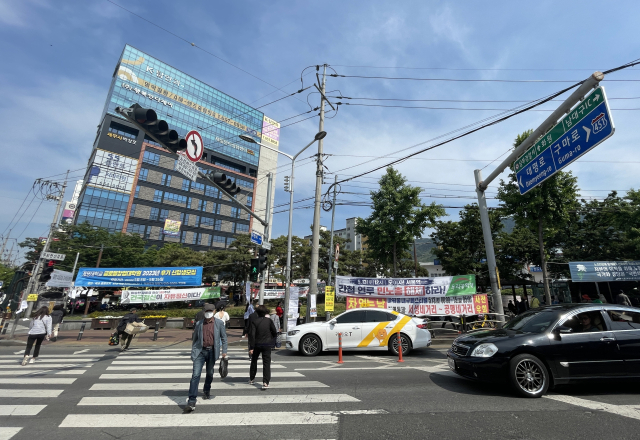 8일 오후 서부정류장역에는 여전히 정당현수막이 덕지덕지 붙어있었다. 서부정류장 앞 공원의 경우 좁은 공간에 4~5개의 현수막이 동시에 걸려있기도 했다. 그 중 몇 개의 정당현수막은 게시기한이 한 달이 훌쩍 넘은 상태였다. 한소연 기자