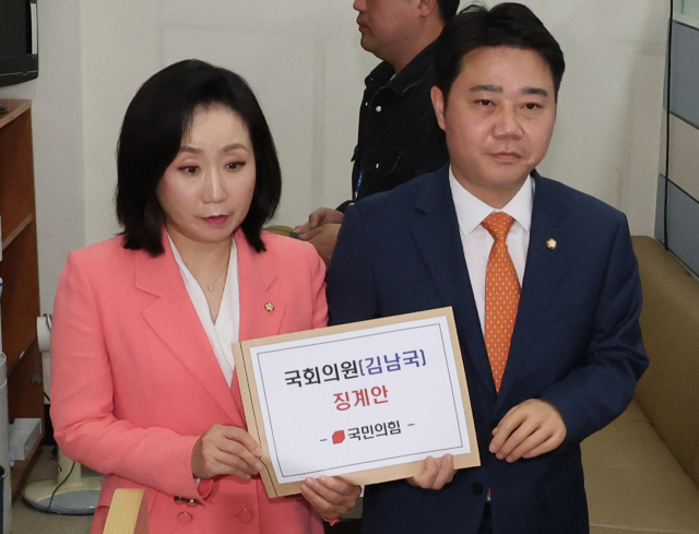 국민의힘 전주혜 원내대변인과 지성호 원내부대표가 8일 국회 의안과에 민주당 김남국 의원 징계안을 제출하고 있다. 연합뉴스