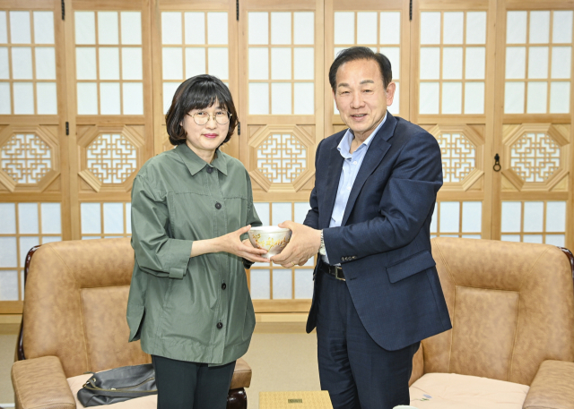 문경찻사발축제 1등 경품인 1천만원 상당의 황금다완 당첨자에 대한 전달식이 지난 8일 문경시청에서 열렸다. 신현국 문경시장이 당첨자 남모 씨에게 황금다완을 전달하고 있다. 문경시 제공