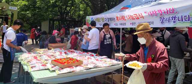 사단법인 사랑해밥차는 노무법인 이산과 함께 어버이날인 8일 대구 달서구 두류공원에서 