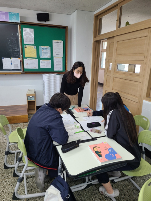 대구 지역 한 학교에서 학습지원튜터가 학생들에게 공부를 가르치고 있다. 대구시교육청 제공