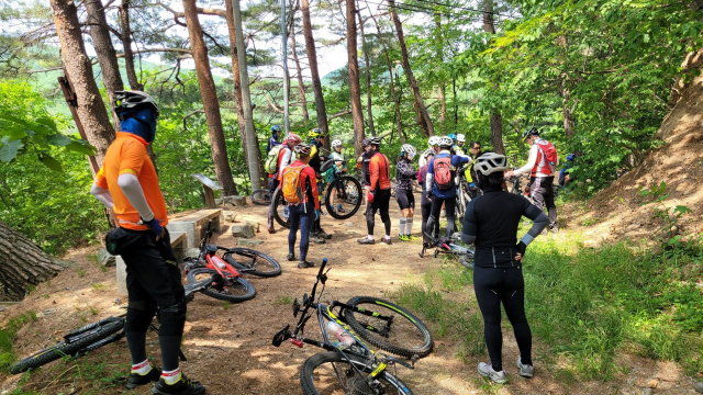 경북 명품자전거 탐사대원들이 제7길 치유의 길 대티골 초입에서 잠시 휴식을 취하고 있다.