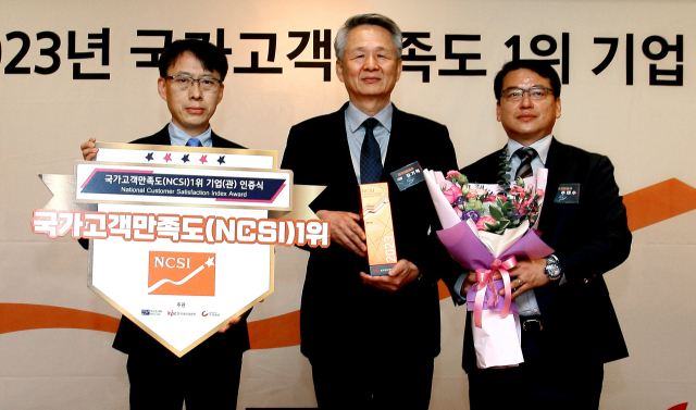 대구교통공사가 한국생산성본부의 국가고객만족도(NCSI) 조사에서 도시철도 서비스업 부문 15년 연속 1위에 올랐다. 수상하는 김기혁 대구교통공사 사장(사진 가운데). 대구교통공사 제공