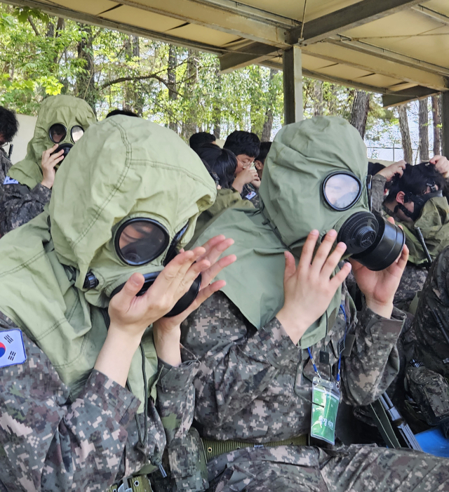 육군 50보병사단은 지난 9일 영천대대를 시작으로 대구경북지역 첫 예비군 동원훈련을 시작했다. 사진은 화생방 훈련에 임하는 예비군들, 50사단 제공