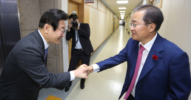 더불어민주당 이재명 대표가 10일 오후 대구시청 산격청사를 찾아 홍준표 대구시장과 면담 후 악수하고 있다. 연합뉴스