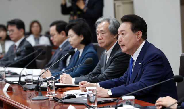 윤석열 대통령이 11일 서울 용산 대통령실 청사에서 열린 코로나19 중앙재난안전대책본부 회의에서 모두발언하고 있다. 연합뉴스