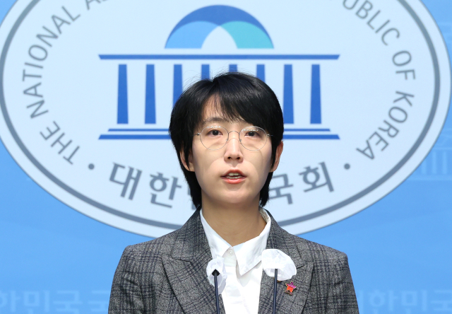 정의당 장혜영 의원이 11일 오전 국회 소통관에서 공직자 가상자산 신고법 추진 기자회견을 하고 있다. 연합뉴스