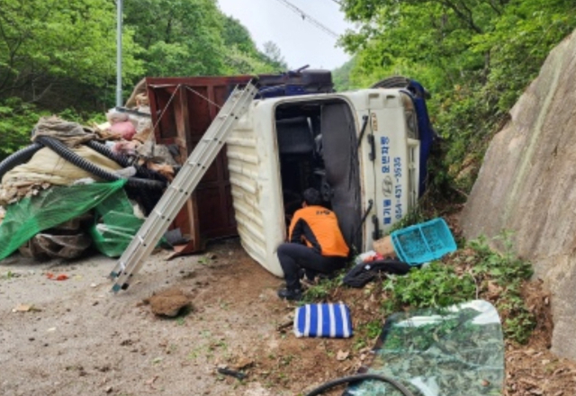 11일 오후 3시30분 쯤 경북 김천시 대덕면 관기리 산 67번지 부근 링컨중고등학교 진출입로에서 폐기물 운반 차량이 전복됐다. 독자제공