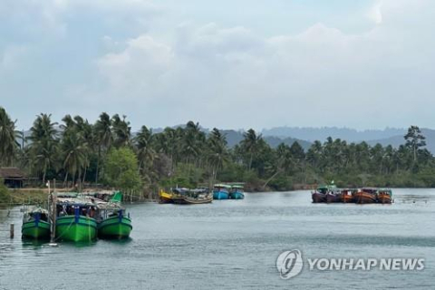 대형 사이클론 모카가 접근하는 가운데 미얀마 해안에 정박된 어선. AFP=연합뉴스