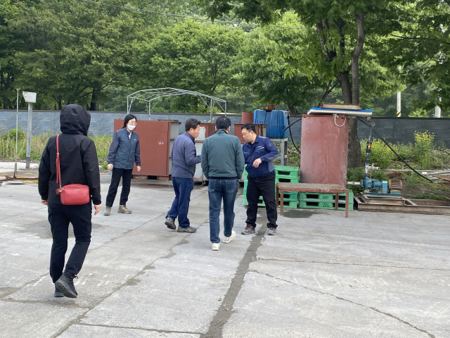 경주시 관계자들이 안강읍 두류리 공업지역 내 환경오염물질 배출사업장에 대한 민·관 합동점검을 벌이고 있다. 경주시 제공