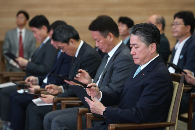 12일 오전 전남 나주시 빛가람동 한국전력공사 비전홀에서 정승일 사장과 임원들이 