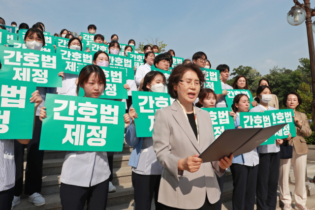 삼육대 간호대학 학부생과 대학원생, 교수 등 100여명이 11일 서울 노원구 교내 제3과학관에 모여 최근 대통령실로 이송된 간호법의 공포를 촉구하는 결의대회를 열고 성명서를 발표하고 있다. 연합뉴스