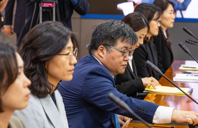 12일 오후 서울 종로구 외교부에서 열린 후쿠시마 오염수 현장 시찰 한일 실무협의에서 우리측 윤현수 외교부 기후환경과학외교국장(왼쪽 세번째)이 회담장에 입장해 회의 시작을 기다리고 있다. 연합뉴스