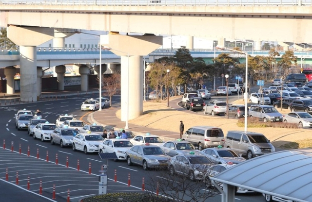 부산 김해국제공항 앞 줄지어 선 택시들. 자료사진. 연합뉴스