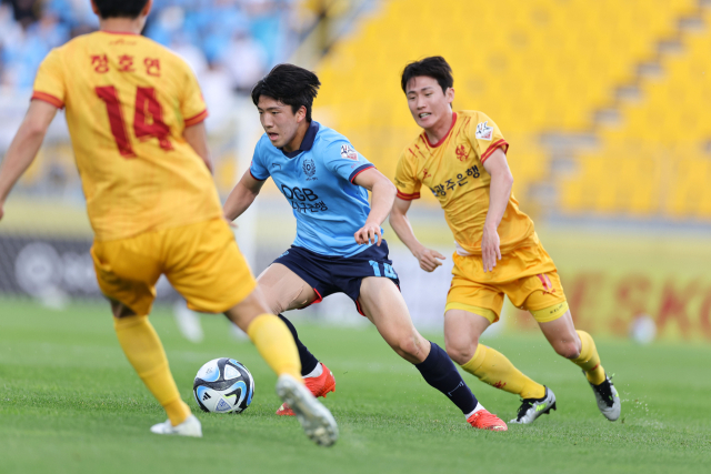 대구FC의 박세진이(가운데) 13일 광주에서 열린 K리그1 13라운드 경기에 출전해 광주FC 선수들 사이로 돌파를 시도하고 있다. K리그 제공