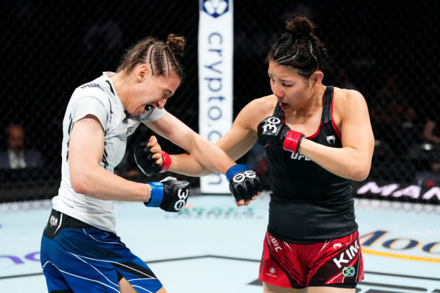 UFC 플라이급의 김지연이 14일(한국 시간) 미국 노스캐롤라이나주에서 열린 UFC 경기에 출전, 만디 뵘과 맞서고 있다. 김지연은 이날 테크니컬 스플릿 판정패했다. UFC 제공