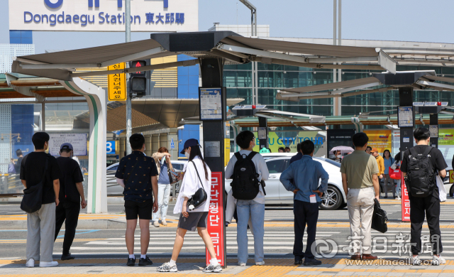 15일 오후 때이른 더위 속에 동대구역 앞 횡단보도 스마트 그늘막 아래서 시민들이 녹색신호를 기다리고 있다. 대구지역 8개 구군은 폭염대책으로 교차로 등 유동인구가 많은 곳에 고정형 그늘막과 스마트 그늘막 설치를 늘리고 있다. 우태욱 기자 woo@imaeil.com