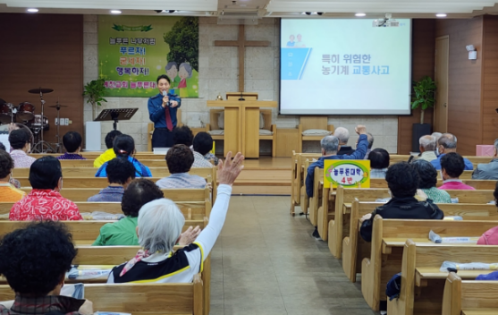 김말수 예천경찰서장이 늘푸른대학 노인 대학생들에게 특강하고 있다. 예천경찰서 제공