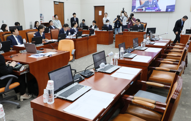 16일 오전 국회에서 열린 교육위원회 전체회의에서 여당 의원들의 불참 속에 취업 후 학자금 상환 특별법 일부개정법률안이 의결되고 있다. 연합뉴스