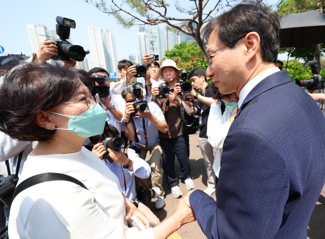 더불어민주당 김성주 의원이 윤석열 대통령이 간호법 제정안에 대한 거부권을 행사한 16일 오전 서울 용산구 대통령 집무실 앞에서 거부권 결정 규탄 기자회견을 마친 뒤 대한간호협회 관계자를 위로하고 있다. 연합뉴스