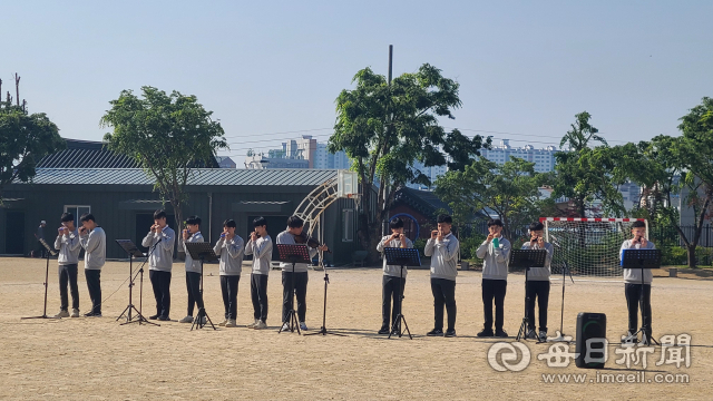 무학중학교 학생들이 15일 스승의 날을 맞아 숲속 작은 음악회를 열어 스승의 은혜에 감사를 표현했다. 무학중 제공